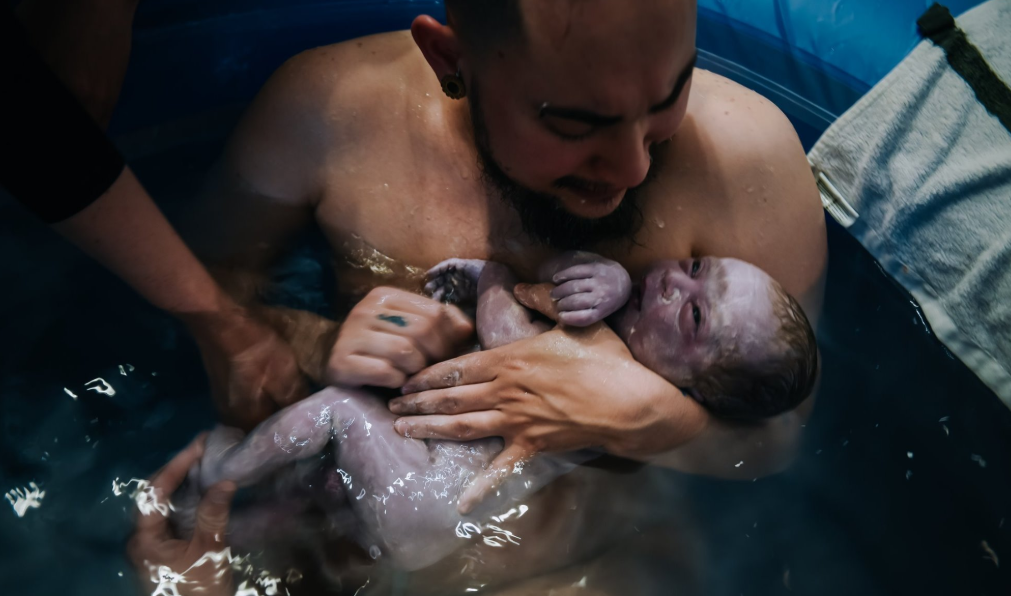 Nascimento do terceiro filho do homem trans (Foto: Tara Leach/Reprodução/Facebook)