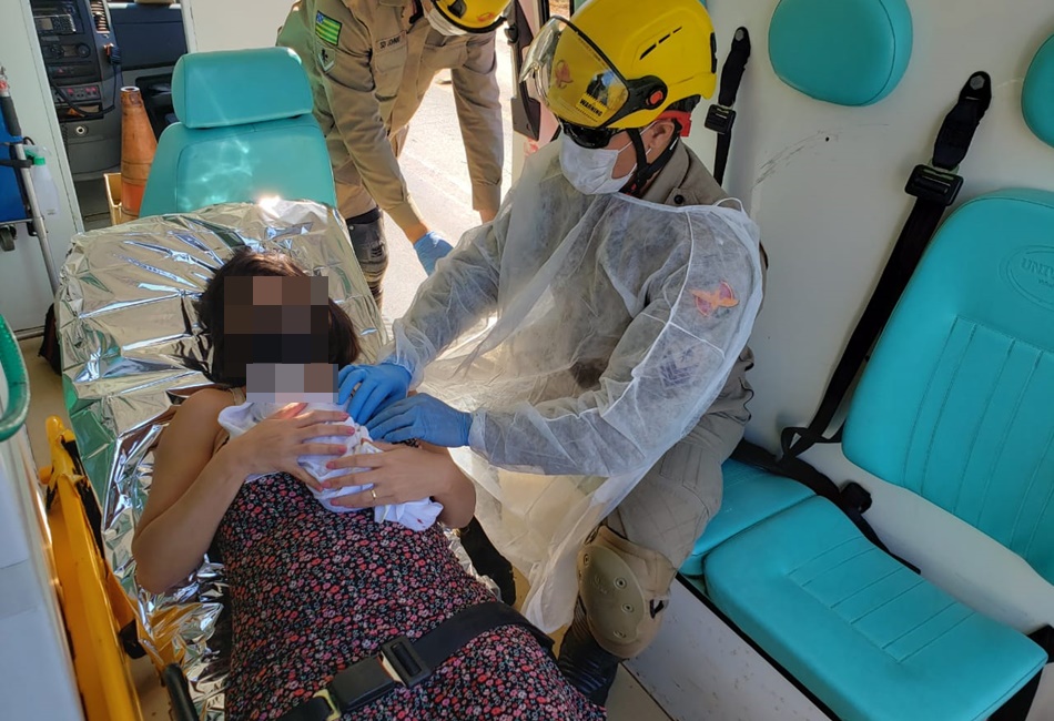 Mulher dá à luz dentro de um carro na GO-080