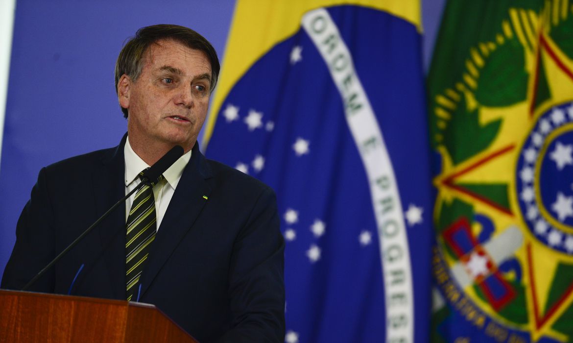O presidente Jair Bolsonaro falou hoje (22) a noite em frente ao Palácio da Alvorada que o vídeo da reunião ministerial de 22 de abril não traz provas de uma suposta interferência sua na Polícia Federal. (Foto: Marcello Casal Jr/Agência Brasil)