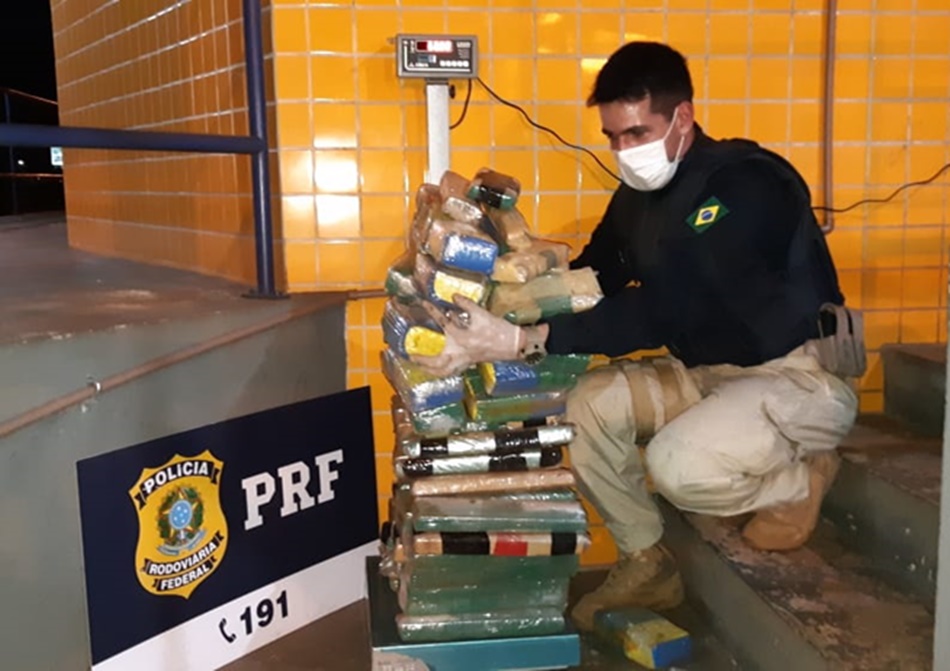 PRF apreende maconha em para-choque de Gol em Rio Verde