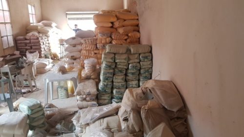 Polícia prende homem por operar fábrica clandestina de alimentos