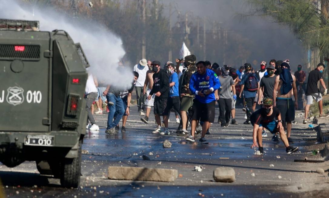 Manifestantes quebraram o isolamento e protestaram contra a falta de ajuda do governo no Chile desde o surgimento da pandemia da covid-19. (Foto: Pablo Rojas/AFP)