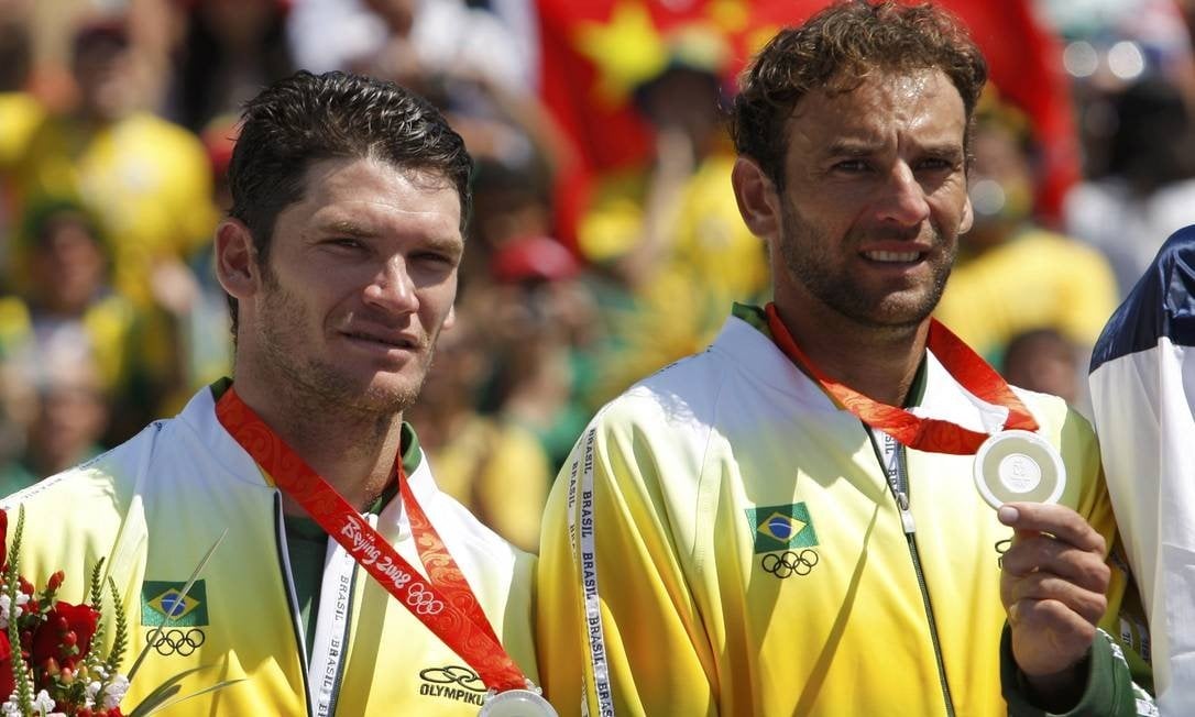 O ex-jogador de vôlei de praia Márcio Araújo (direita), de 46 anos, está internado em Fortaleza (CE), após ser infectado pelo novo coronavírus. (Foto: Carlos Barria / Reuters)