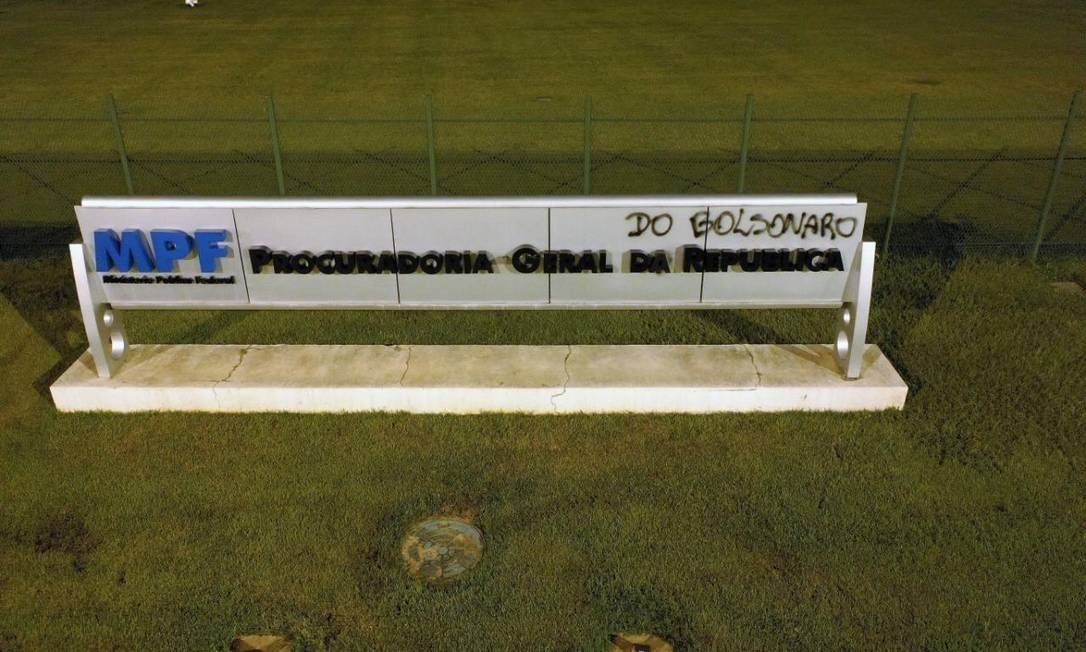 Sede da PGR é pichada em Brasília: 'Procuradoria-Geral do Bolsonaro'