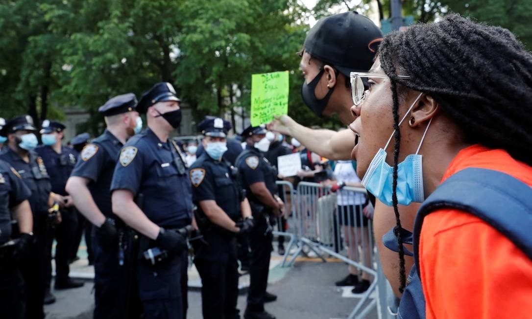 O prefeito de Minneapolis, Jacob Frey, decretou nesta sexta-feira toque de recolher na cidade após três noites de distúrbios pela morte de um negro desarmado que estava sob a custódia da polícia. (Foto: Reuters)