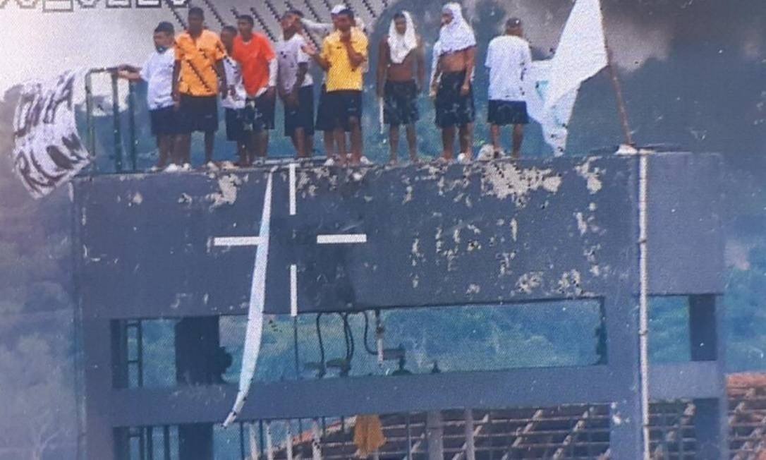 Presos fazem sete agentes reféns durante rebelião em presídio em Manaus