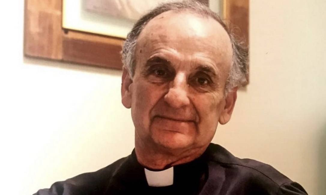 Padre faz sepultamentos virtuais para vítimas de Covid-19: 'Como dizer a um filho que não pode ir ao funeral do pai?'