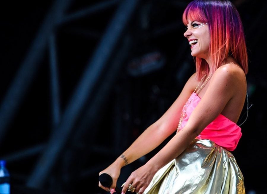 Lily Allen diz que vida começou a desmoronar após show em Glastonbury