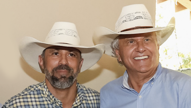 Deputado Amauri Ribeiro grava vídeo com Caiado bebendo leite