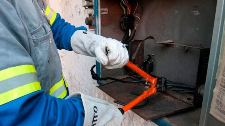 Bolsonaro sanciona lei que proíbe corte de energia em finais de semana e feriados