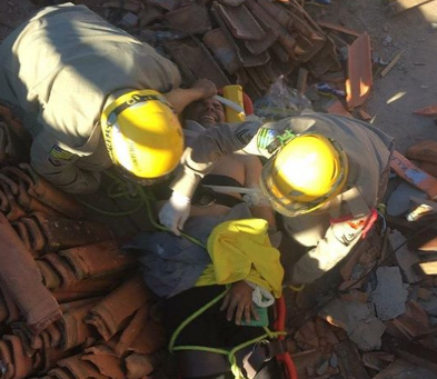 Homem cai do telhado e fratura braço, em Planaltina de Goiás