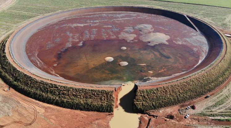 Barragem que se rompeu próximo a uma lavoura de batatas no município de Perdizes, Minas Gerais (Foto: Divulgação)