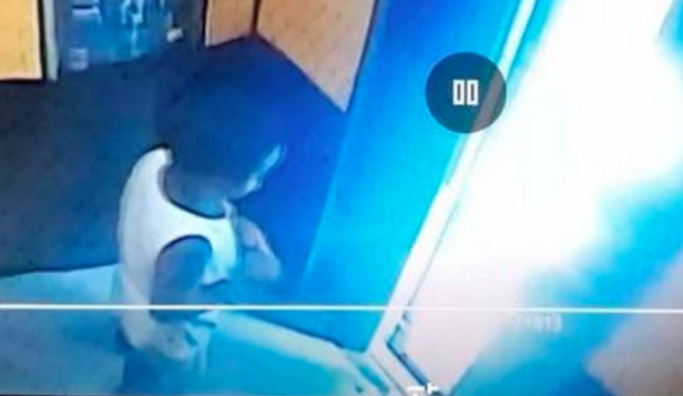 Garoto entra em elevador de prédio antes de cair do nono andar (Foto: Reprodução)