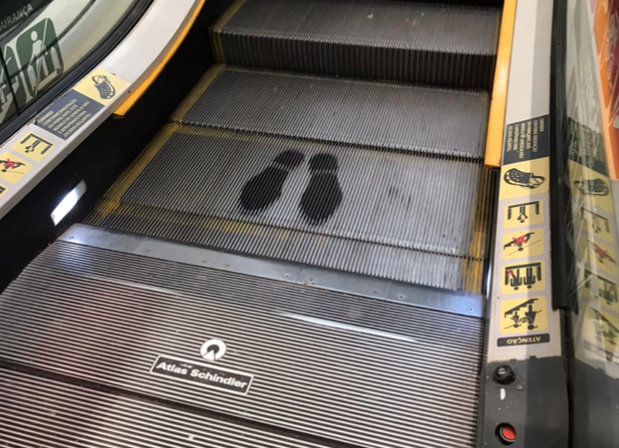Sinalização afixada pela administração do Buriti Shopping indica que só é permitido presença de uma pessoa por degrau na escada rolante (Foto: Assessoria)