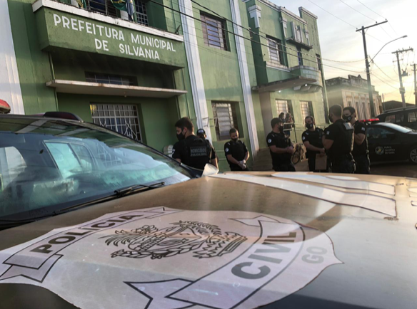 Policiais civis em operação na sede da prefeitura de Silvânia (Foto: Polícia Civil)