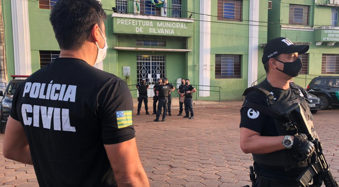 Policiais civis em operação na prefeitura de Silvânia, nesta segunda-feira: ação contra corrupção (Foto: Polícia Civil)
