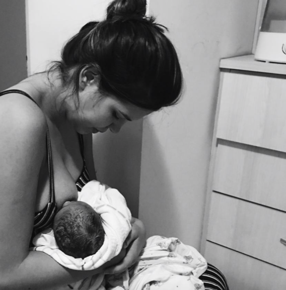 Priscilla Vilaverde amamenta a recém-nascida Clarice