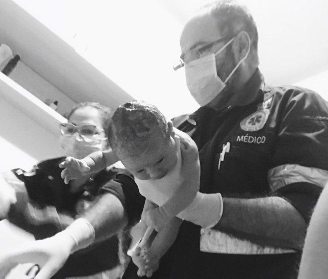 Socorristas do Samu atendem a pequena Clarice, ainda no apartamento de Ricardo e Priscilla (Foto: arquivo pessoal)