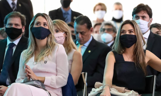 Frederick Wassef (ao fundo, sem máscara) na cerimônia de posse do ministro das Comunicações, na véspera da prisão de Queiroz Foto: Marcos Correa / PR