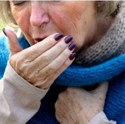 Idosa cospe na mão e passa em produtos de uma livraria