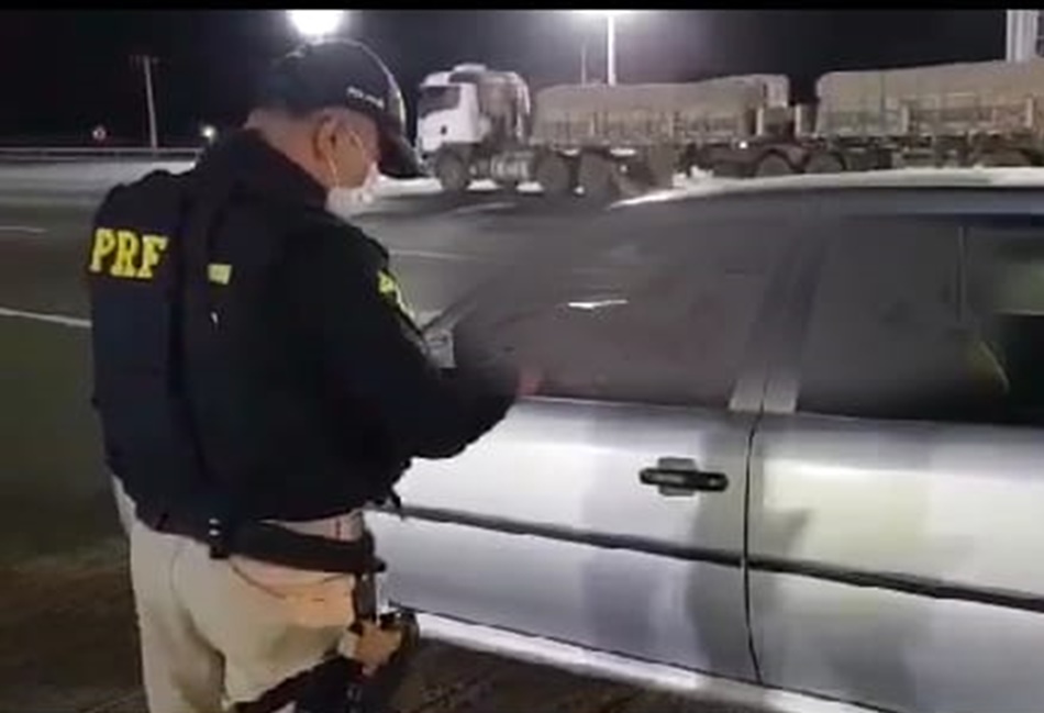 PRF flagra criança no banco da frente de um carro na BR 060