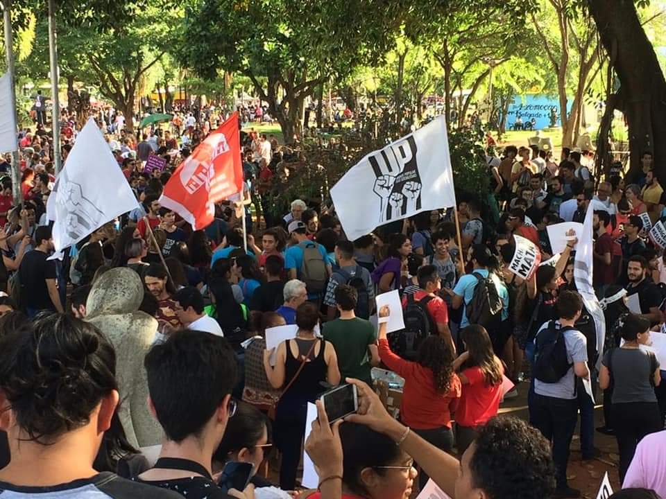 Estudantes, torcidas e sindicatos se unem em ato pela democracia