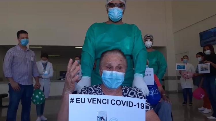 Hospital comemora alta de dois idosos que estavam com covid-19