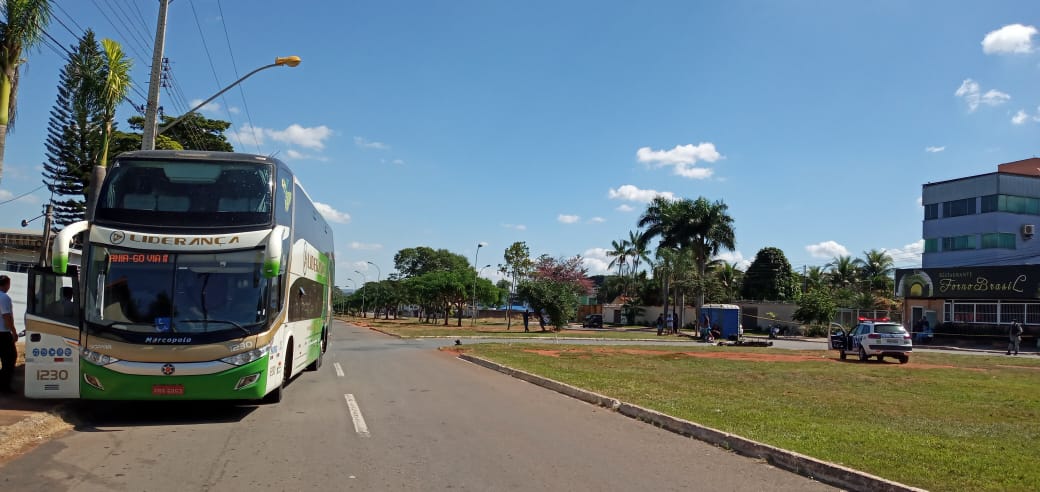 Motociclista é atingido por ônibus em conversão e morre no local