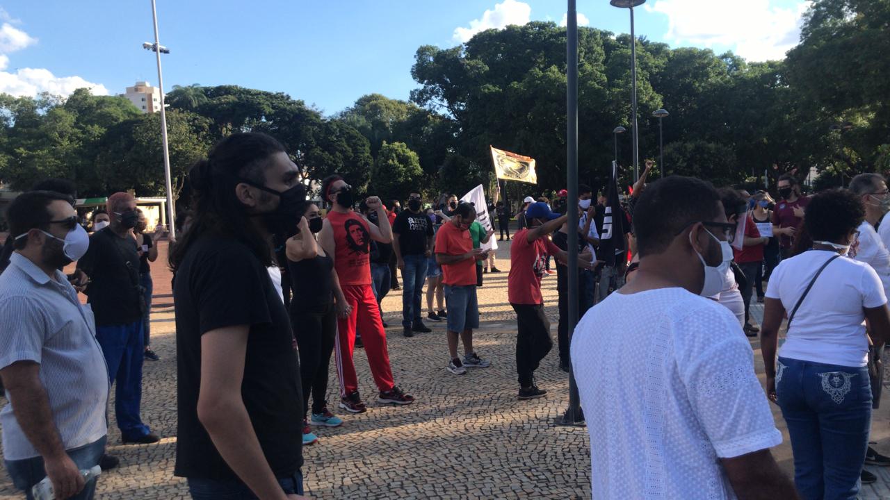 No ato deste domingo, sindicato diz: "Precisamos de democracia para existir”