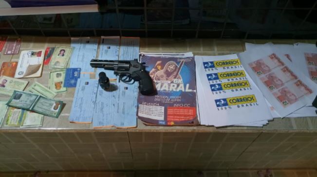 Um grupo suspeito de vender dinheiro falso pela internet foi preso em Catalão. (Foto: divulgação/PM)