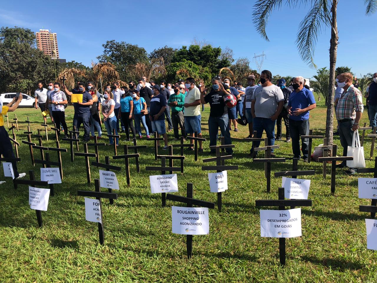 Manifestantes afixam cruzes em frente ao Paço Municipal (