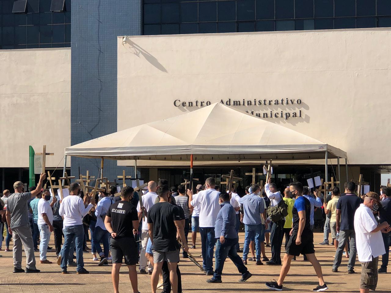 Manifestantes em frente ao Paço Municipal