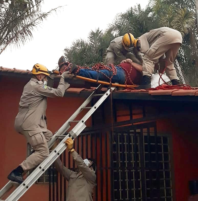 Um homem ficou ferido após levar choque elétrico na cidade de Goianira. Ele ficou com o braço paralisado e sem conseguir se locomover. (Foto: divulgação/Corpo de Bombeiros)