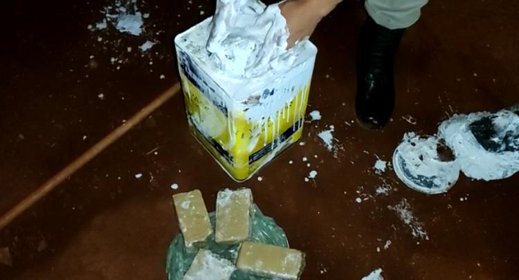 Dois homens são presos por esconder droga dentro de lata de tinta; vídeo