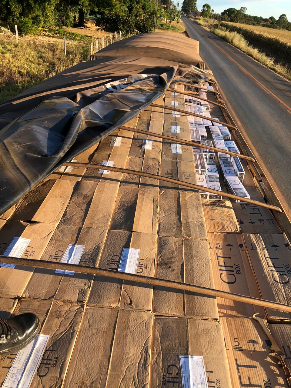 Carga com 500 mil maços de cigarros falsificados