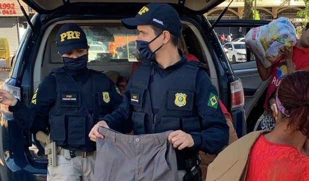 Polícia doa fardas para a população em situação de rua; vídeo