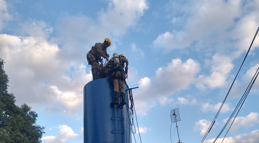 Homem desmaia enquanto faz manutenção de caixa d’água