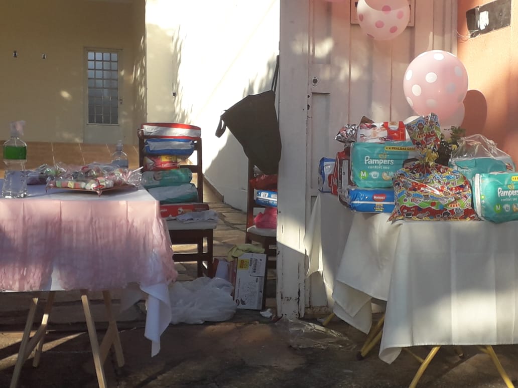 Presentes encheram a mesa da "charreata" (Foto: leitor/Mais Goiás)