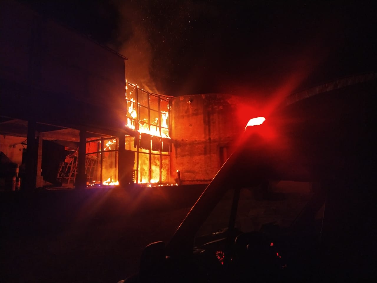 Incêndio atinge algodoeira desativada em Santa Helena de Goiás; vídeo