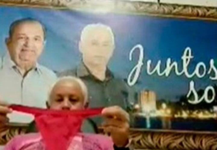 Vereador é flagrado cheirando calcinha durante live; veja vídeo