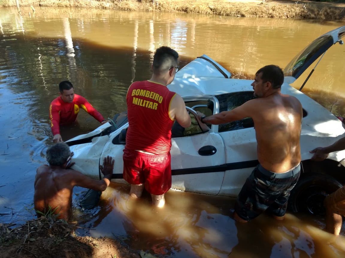 Carro perde o controle, capota em represa e dois morrem, em Nova Crixás