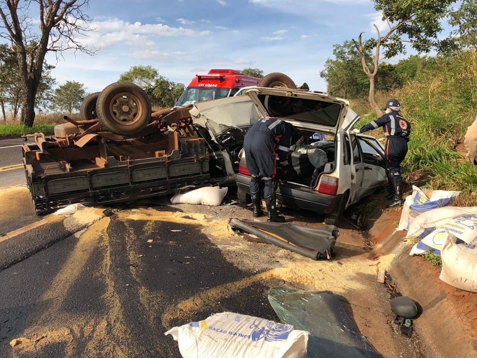 Acidente entre carro e caminhão na BR-364