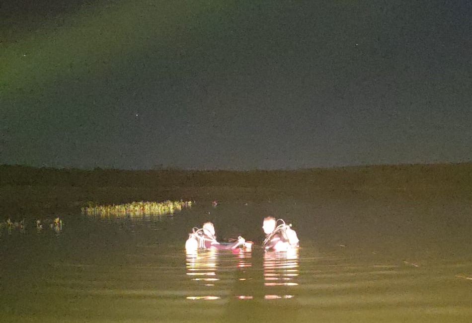 Bombeiros procuando corpo de motorista que se afogou enquanto abastecia caminhão pipa