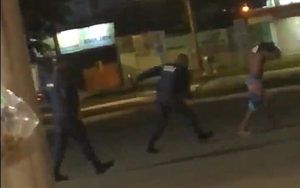 PM dá golpes de cassetete em homem negro; assista ao vídeo