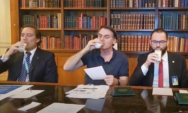 Bolsonaro toma leite em transmissão ao vivo | Reprodução