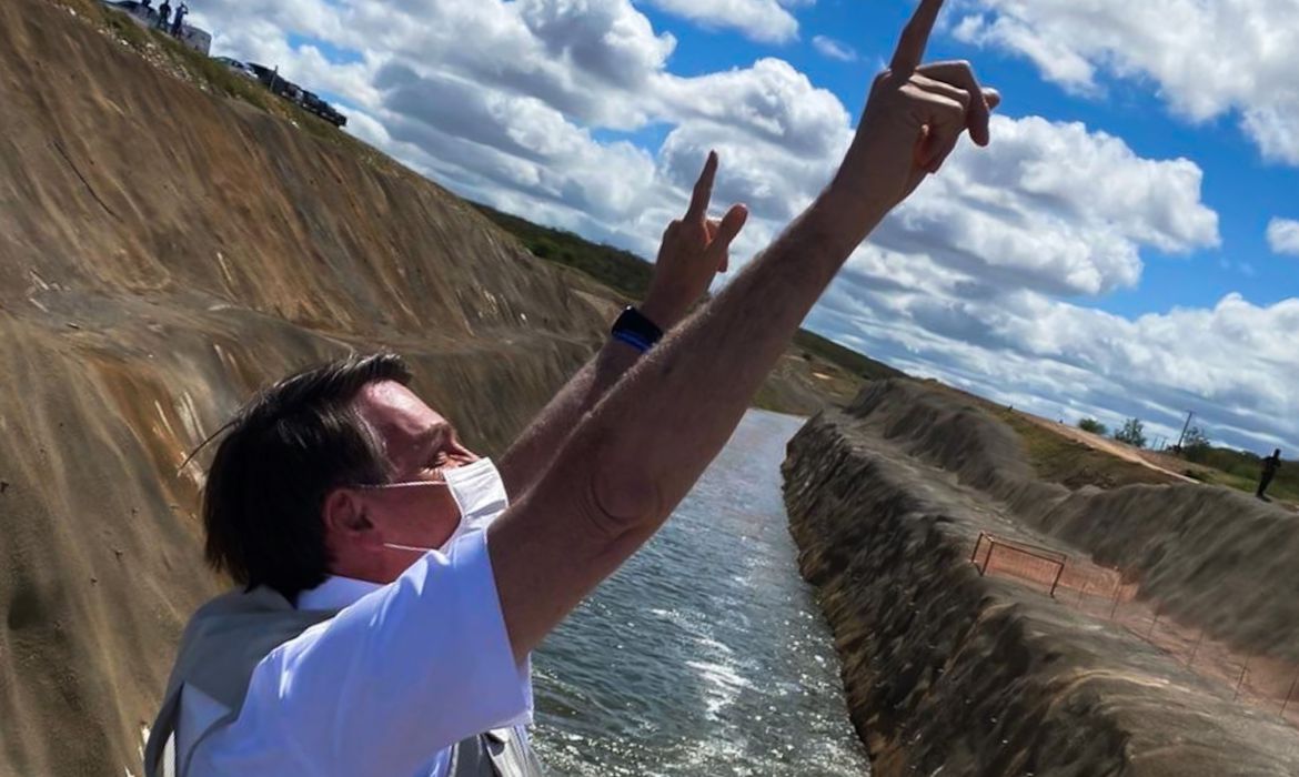 Governo aciona comporta do Eixo Norte da Integração do São Francisco (Foto: Twitter/Bolsonaro)