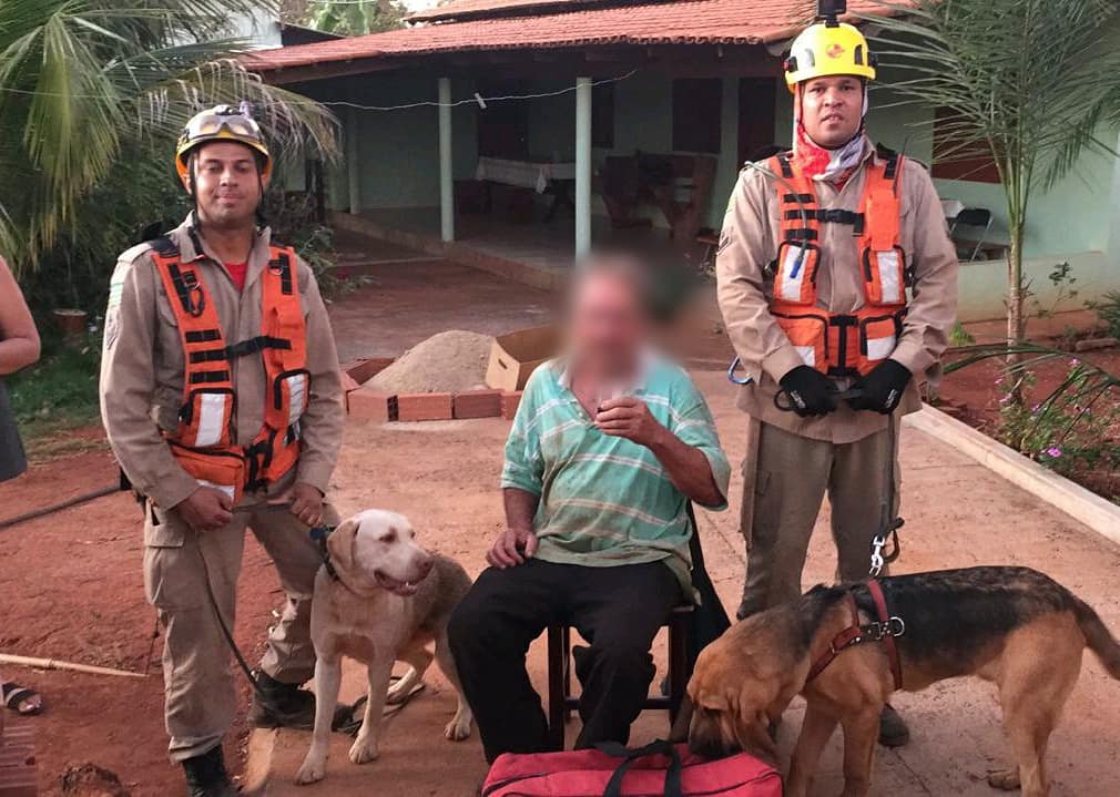 Cães seguiram rastro de odores até encontrar idoso, que estava cansado sem água e comida (Foto: Bombeiros)