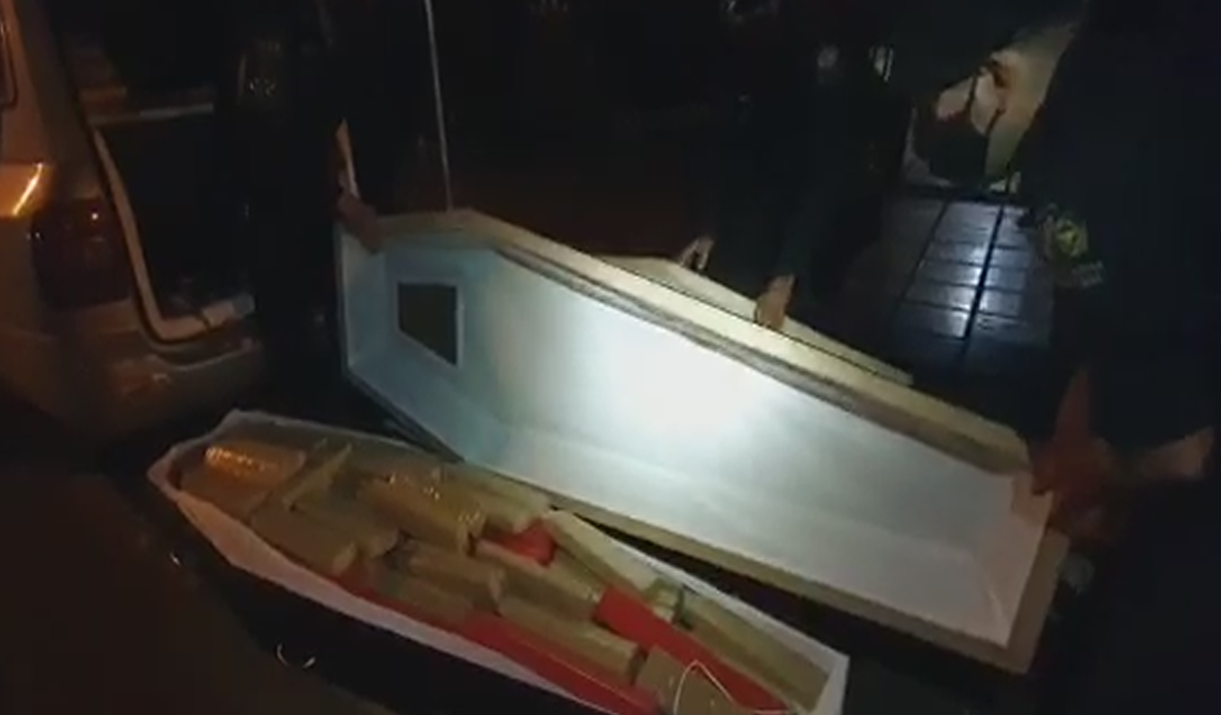Drogas estavam dentro de caixões transportado por carro funerário em Jataí (Foto: divulgação/PM)