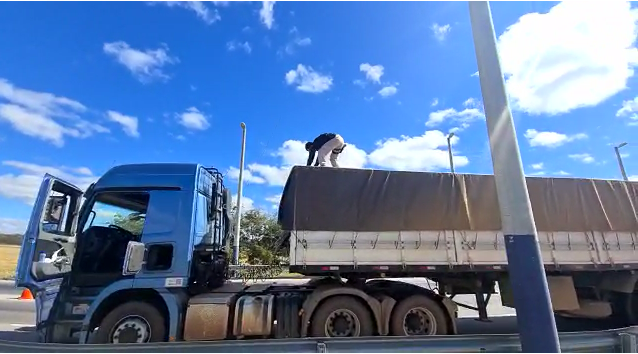 Dez milhões de cigarros contrabandeados são apreendidos na BR-153, em Morrinhos; veja vídeo (Foto: divulgação/PRF)