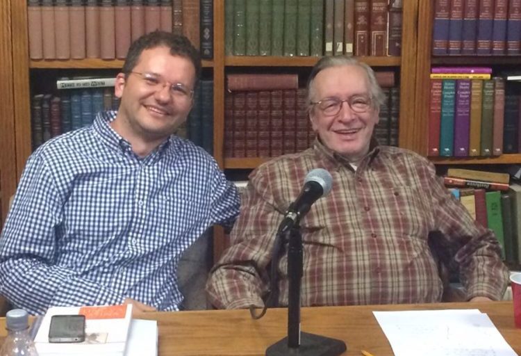 Secretário de Alfabetização do Ministério da Educação e cotado para ser o substituto de Weintraub, Carlos Nadalim, ao lado do seu guru, Olavo de Carvalho (Foto: Internet)